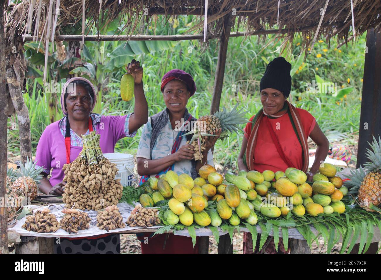 Papua-Neuguinea Frauen verkaufen frische Erdnüsse und Gurken auf einem Straßenmarkt in den westlichen Highlands, Papua-Neuguinea. Stockfoto