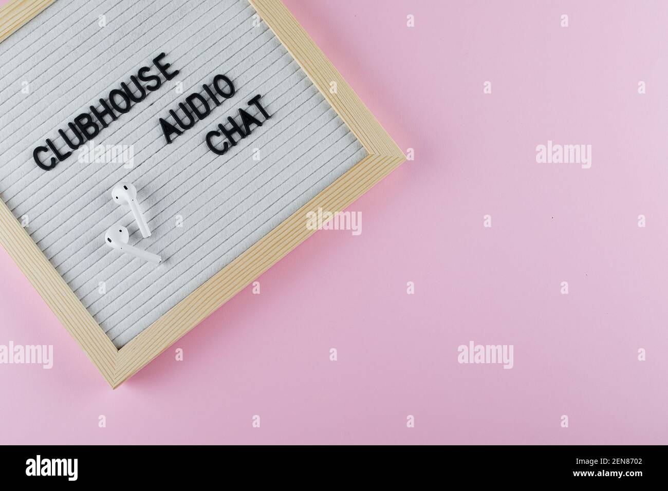 Flaches Lay von Briefen Board mit Text Clubhouse. Soziale Anwendung auf dem Smartphone. Speicherplatz kopieren. Stockfoto