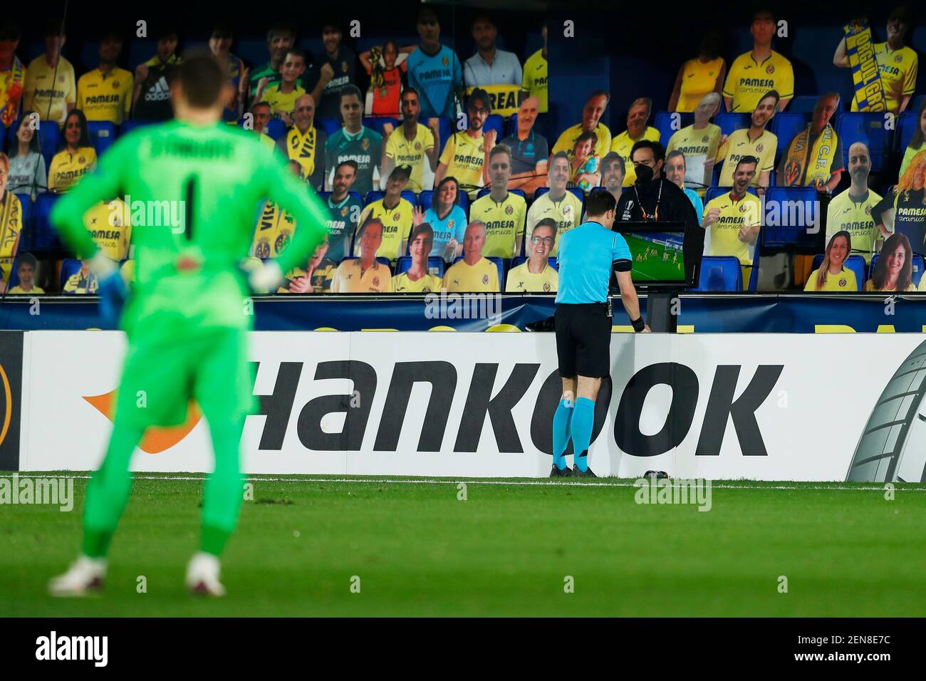 Vila-Real, Spanien. Februar 2021, 25th. Allgemeine Ansicht Fußball/Fußball : EIN Schiedsrichter prüft spielen auf einem On-Field VAR Monitor während der UEFA Europa League Runde von 32 2nd Bein-Spiel zwischen Villarreal CF 2-1 FC Salzburg im Estadio de la Ceramica in Vila-Real, Spanien . Quelle: Mutsu Kawamori/AFLO/Alamy Live News Stockfoto
