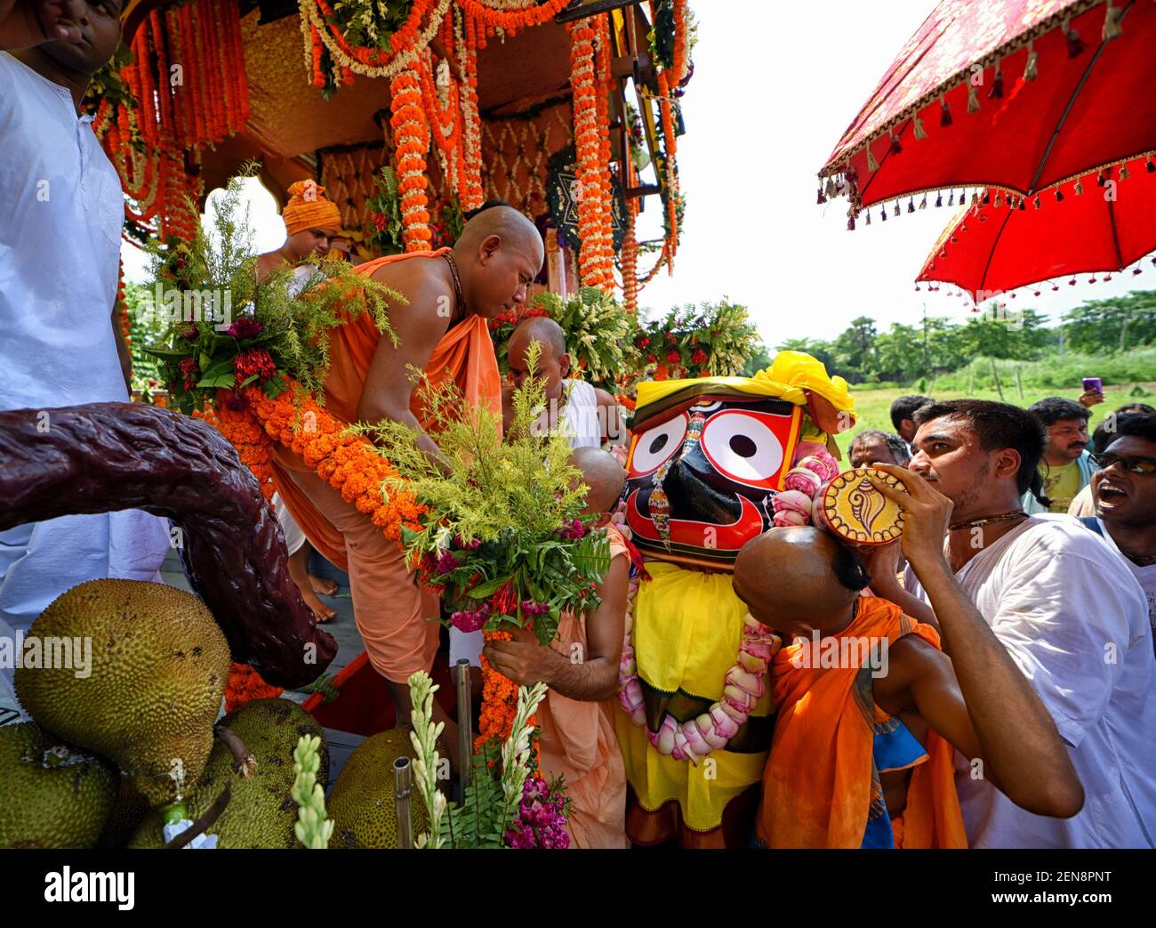 Tragen von lord jagannath in habibpur iskcon Fotos und Bildmaterial in hoher Auflösung Alamy