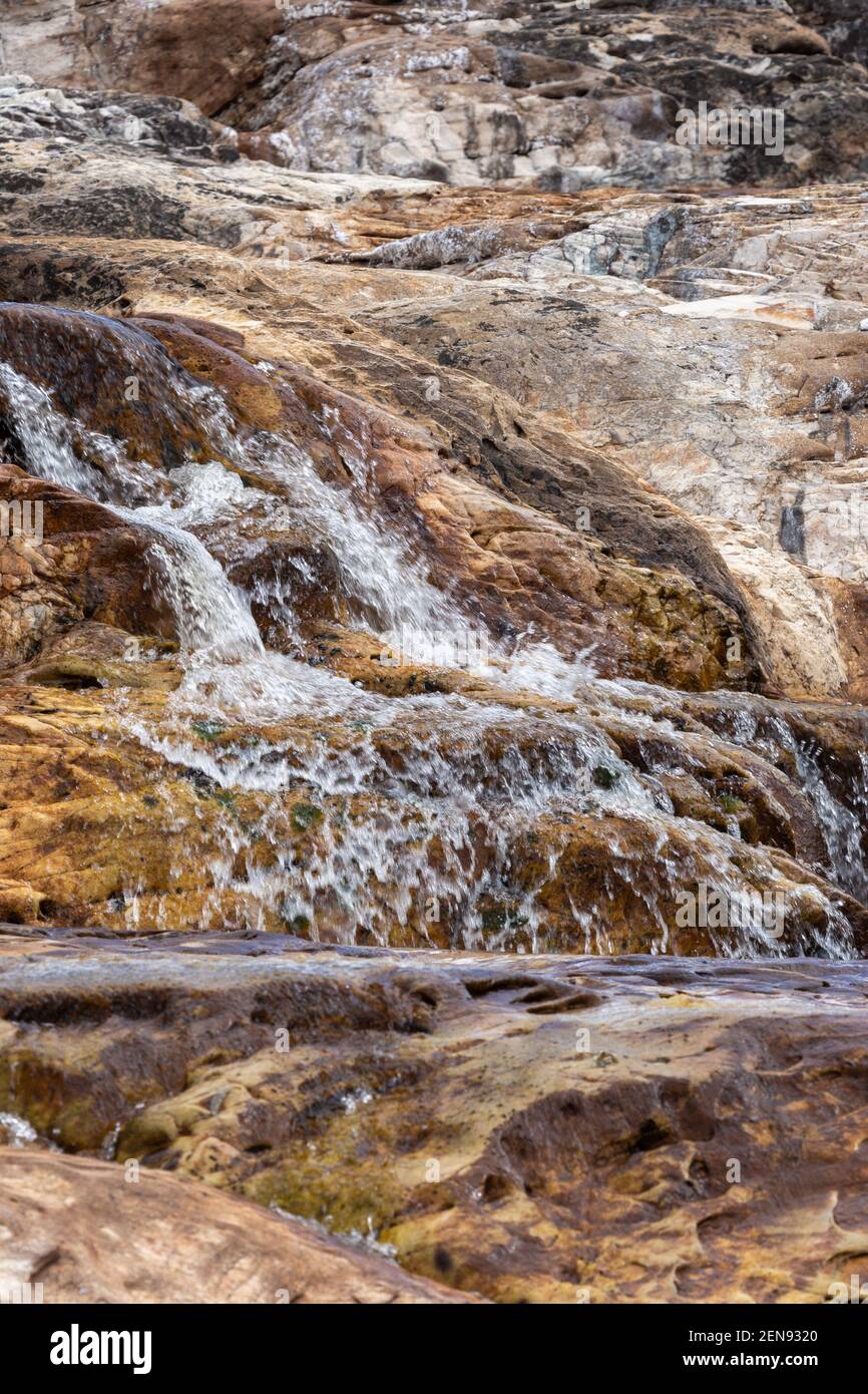 Wasser fließt in einem fast ausgetrockneten Fluss während der Trockensaison in der Nähe von Botumirim in Minas Gerais, Brasilien, Stockfoto