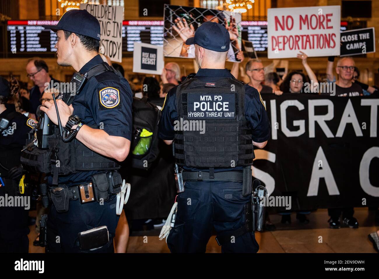 Am 8. Juli 2019 hielten etwa 200 Aktivisten von Rise and Resist eine stille Mahnwache in der Haupthalle des Grand Central Station in New York City ab. Die Gruppe protestierte gegen die jüngsten Angriffe der Trump-Regierung auf Asylbewerber und Einwanderer sowie gegen den Tod von Flüchtlingskindern. In den letzten Wochen sind Berichte über unsichere und unhygienische Bedingungen bei den US-Zoll- und Grenzschutzbedingungen ans Licht gekommen. (Foto von Gabriele Holtermann-Gorden/Sipa USA) Stockfoto