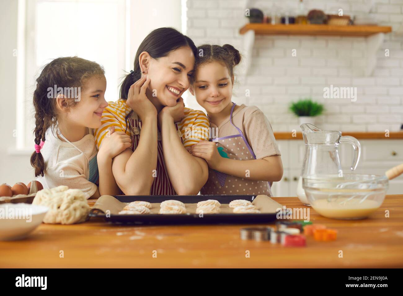 Kochen, Backen, Zeit mit Kindern genießen Konzept Stockfotografie - Alamy