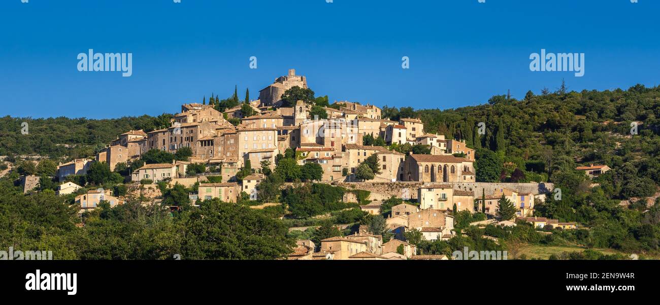 Panoramablick auf das Dorf Simiane-la-Rotonde im Sommer. Alpes-de-Hautes-Provence, Alpen, Frankreich Stockfoto