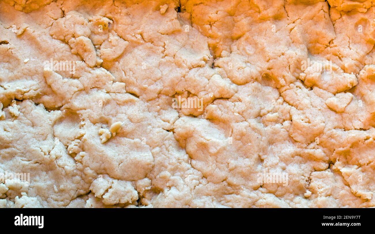 Hausgemachter Apfelkuchen bereit, die nächste Schicht zu setzen Stockfoto