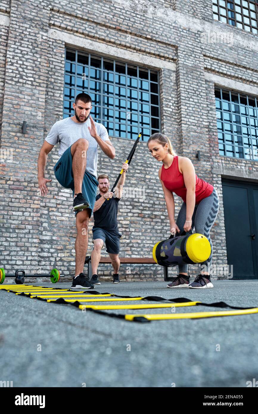 Agility Leiter Drill Training, Leiter Fußarbeit, Verbesserung der Ausdauer Stockfoto