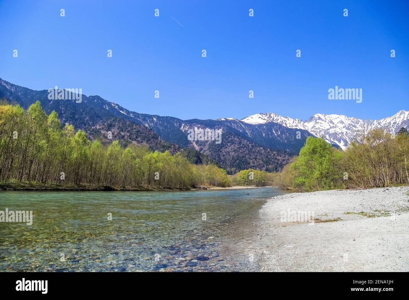 Kamikochi-Nationalpark in den Nordjapanischen Alpen der Präfektur Nagano, Japan. Schöner Schneeberg mit Fluss. Einer der schönsten Ort, den ich habe Stockfoto