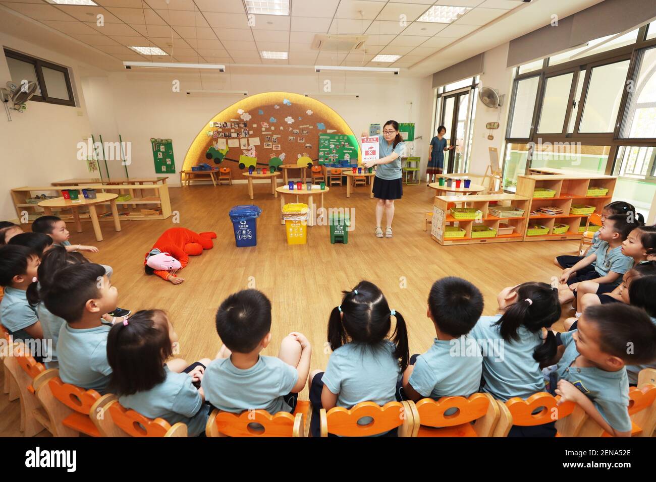 Chinesische Kinder lernen, wie man verschiedene Arten von Müll in  verschiedene Mülleimer in einem Kindergarten in Hangzhou Stadt, Ost-China  Zhejiang Provinz, 11 Juli 2019. Mithilfe von Spielzeugkörben wurde den  Kindern beigebracht, verschiedene
