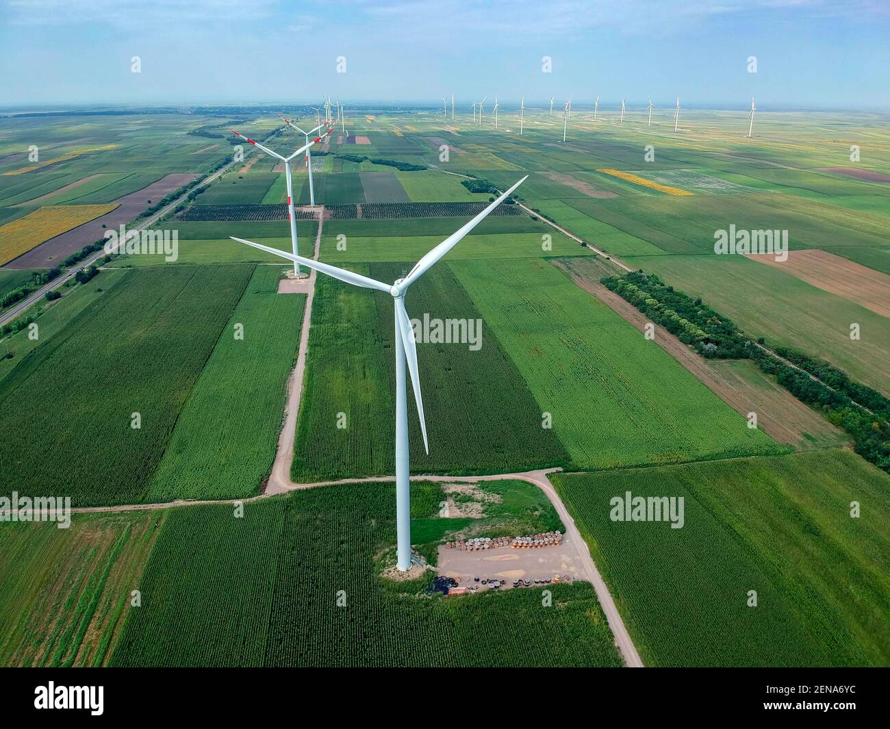 Elektrische Erzeugung Windturbine Aerial View. Luftbild von gigantischen Windkraftanlagen, die sich bei starkem Wind drehen. Stockfoto