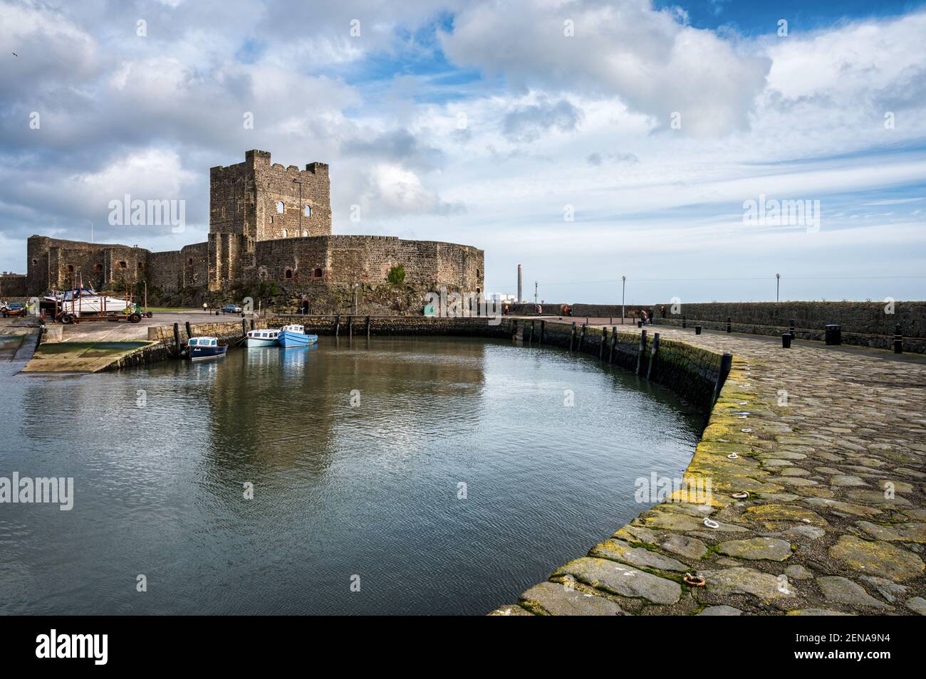 Carrickfergus, Nordirland- 21. Feb 2021: Das mittelalterliche Normand Castle in Carrickfergus Stockfoto