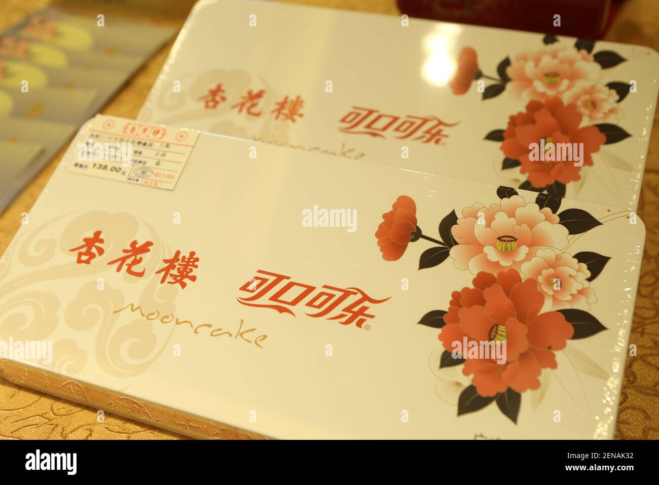 Die Co-Branding-Geschenkbox, bestehend aus Mooncake von Shanghai Xinghualou Food and Beverage Co., Ltd und Coke der Coca-Cola Company aus den Vereinigten Staaten, wird in Shanghai China am 14. Juli 2019 eingeführt. (Foto von Wang Yadong - Imaginechina/Sipa USA) Stockfoto