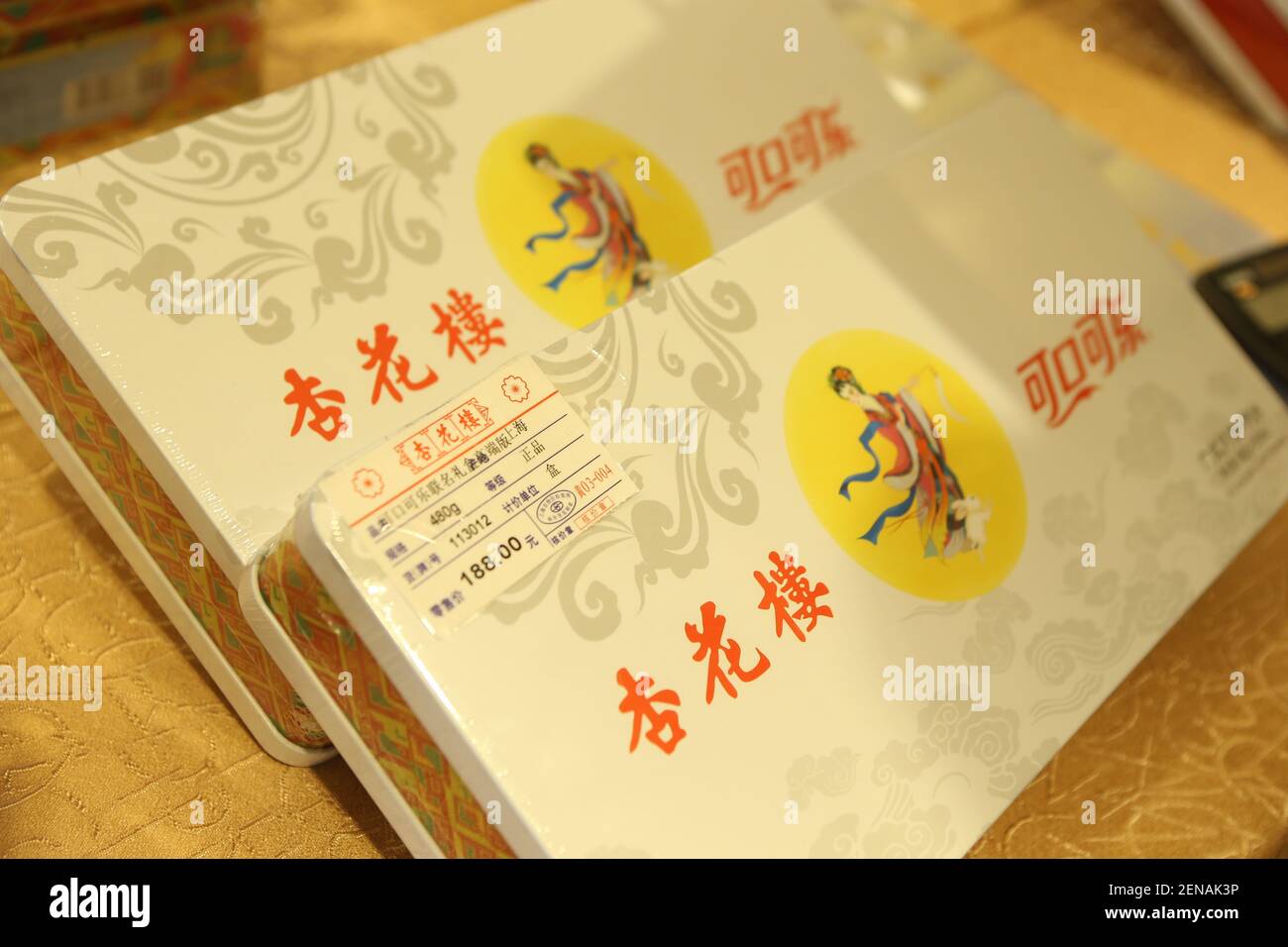Die Co-Branding-Geschenkbox, bestehend aus Mooncake von Shanghai Xinghualou Food and Beverage Co., Ltd und Coke der Coca-Cola Company aus den Vereinigten Staaten, wird in Shanghai China am 14. Juli 2019 eingeführt. (Foto von Wang Yadong - Imaginechina/Sipa USA) Stockfoto