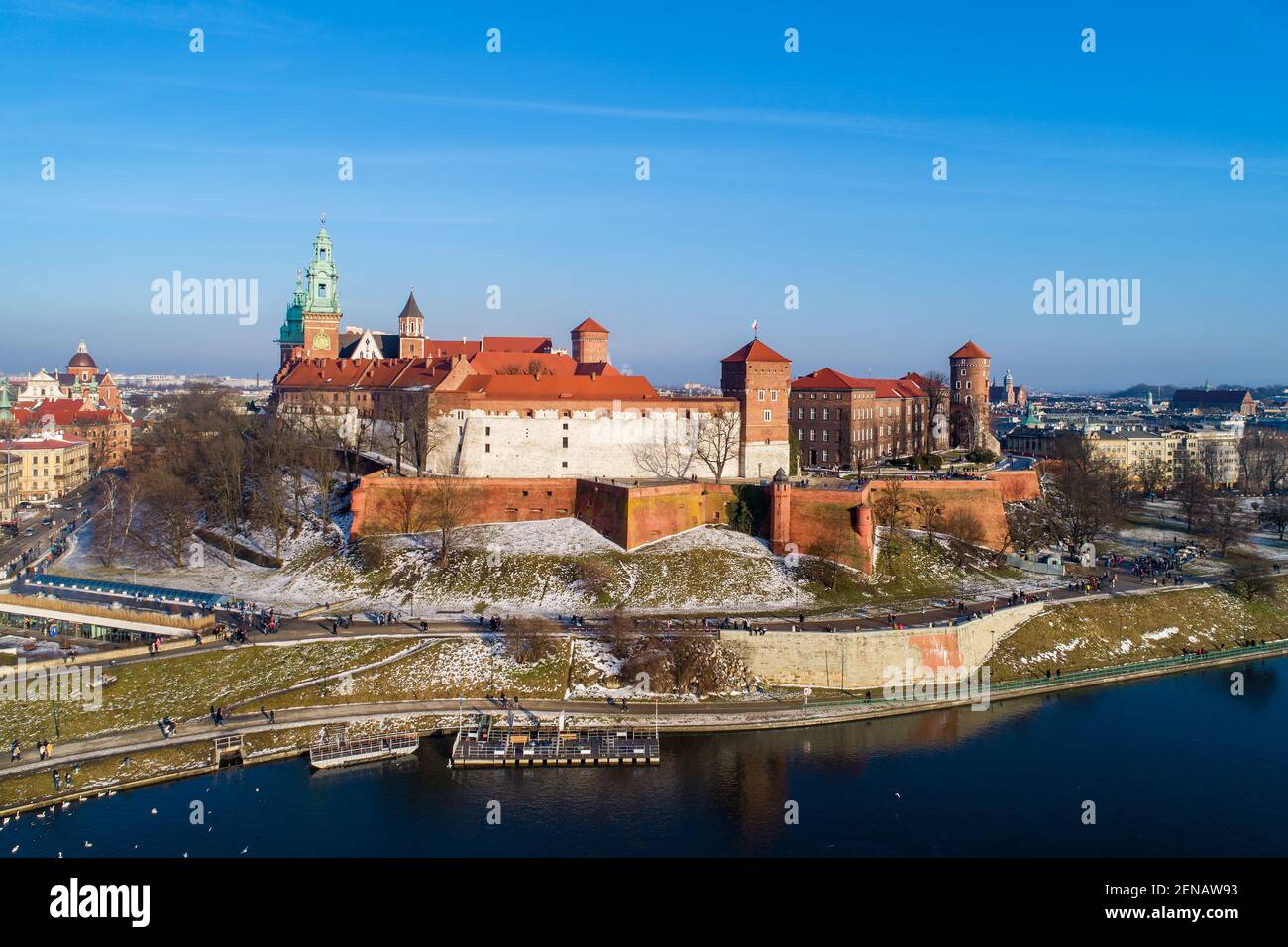 Historisches königliches Wawel-Schloss und Kathedrale in Krakau, Polen, mit Weichsel, Promenade, Spaziergänger und Schwäne im Winter Stockfoto