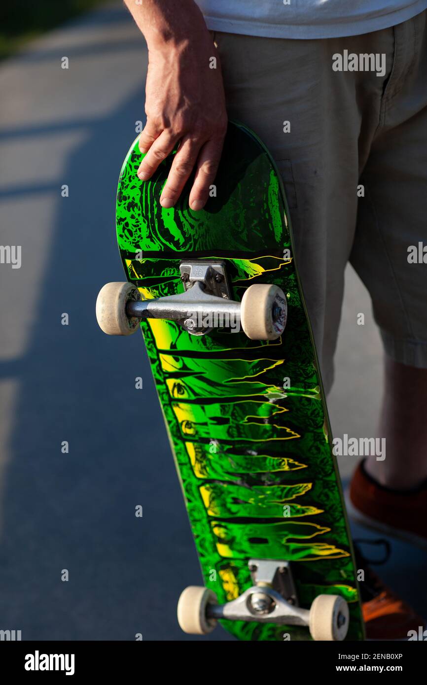 Skateboarder mittleren Alters im Clisssold Park Hackney Skatepark Stockfoto