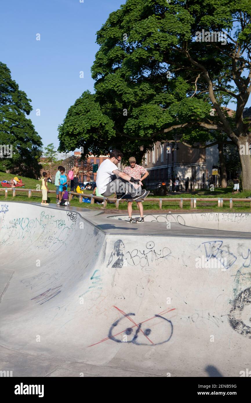 Skateboarder mittleren Alters im Clisssold Park Hackney Skatepark Stockfoto