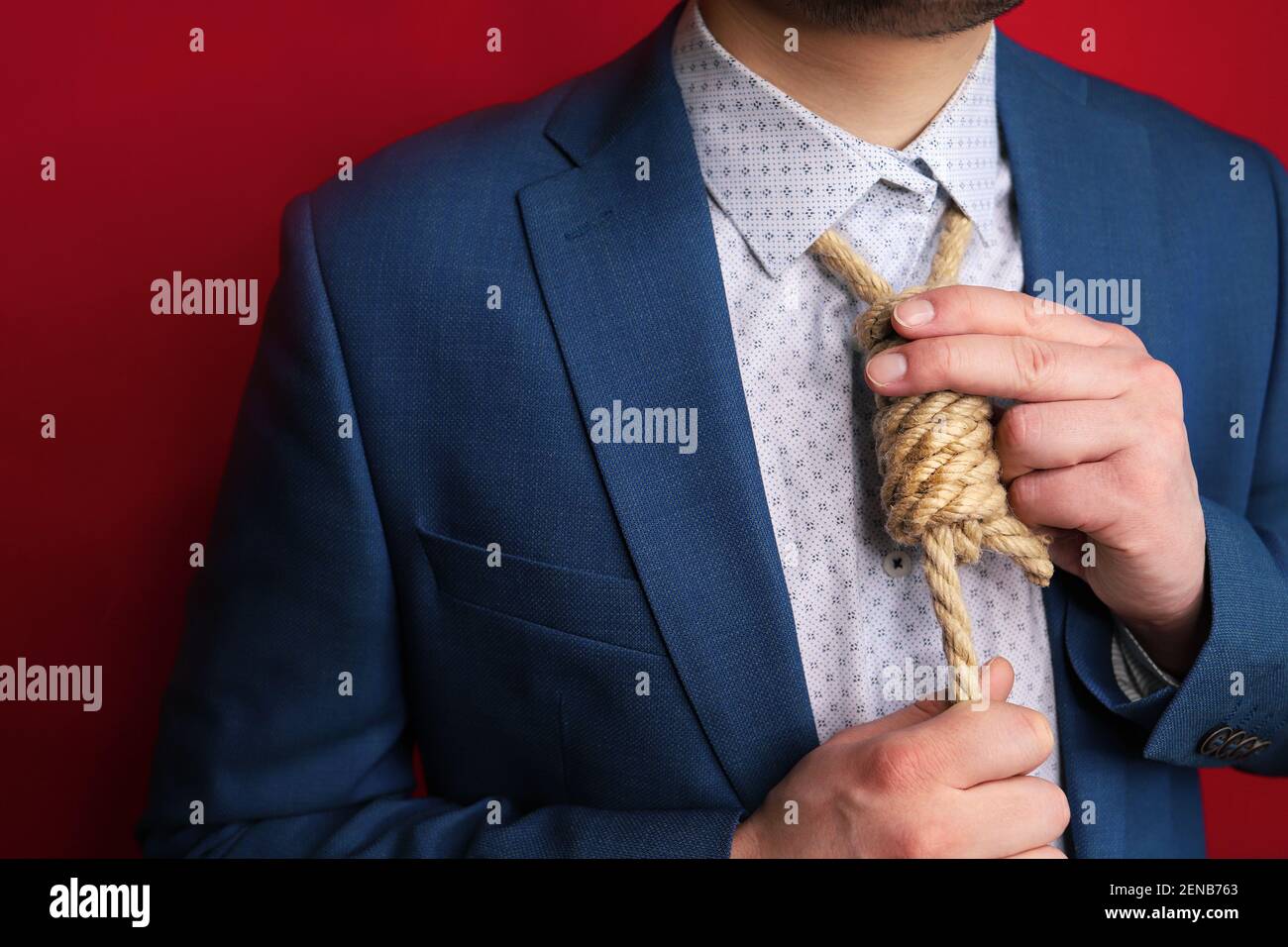 verzweifelter Mann mit Schleife statt Krawatte Stockfotografie - Alamy