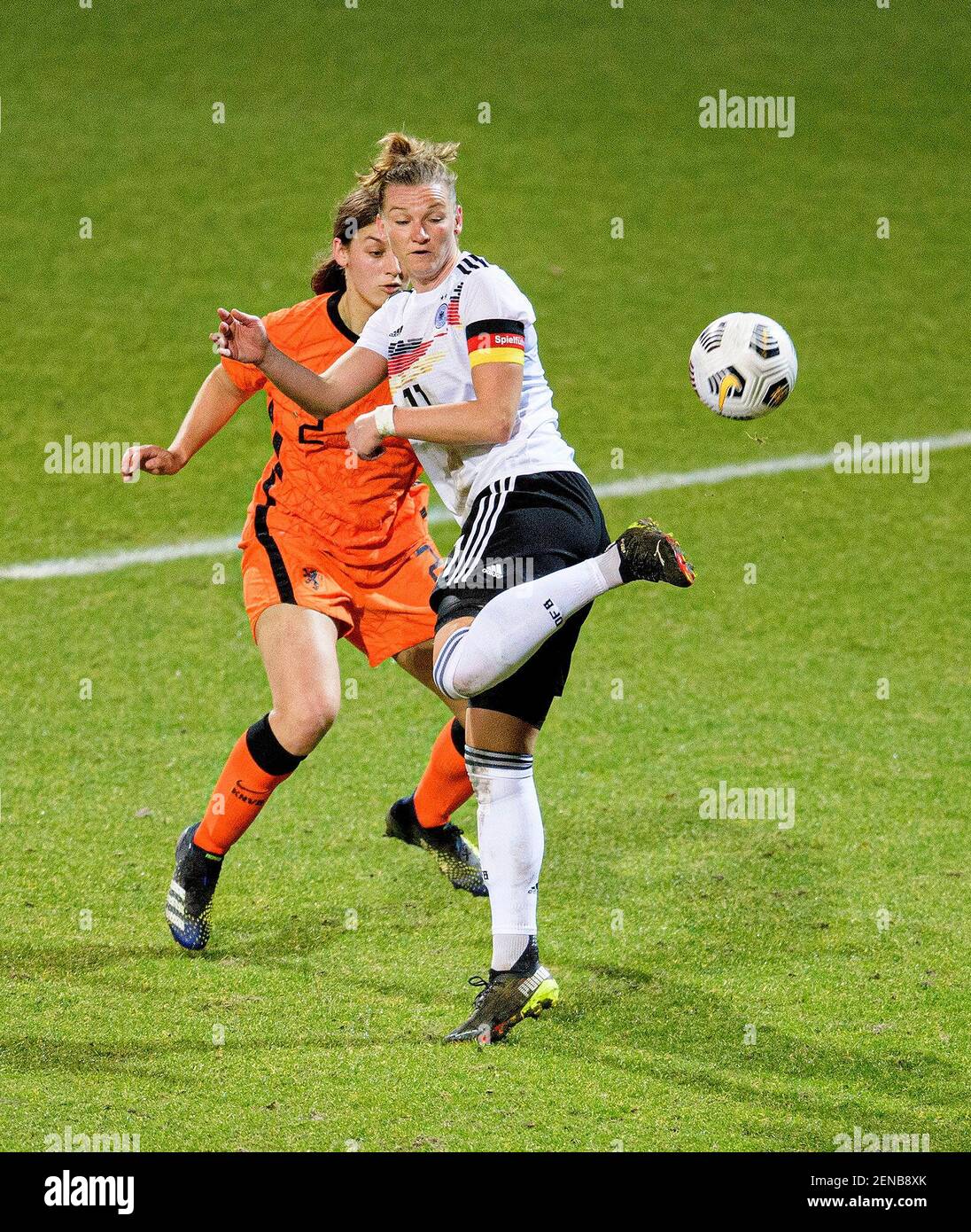 Alexandra POPP r. (GER) spielt den Ball mit einer Hacke, gegen Kika VAN es  (NED), Action, Duelle, Fußball Laenderspiel Frauen, Mini-Turnier - drei  Nationen. Ein Tor, Niederlande (NED) - Deutschland (GER) 2: