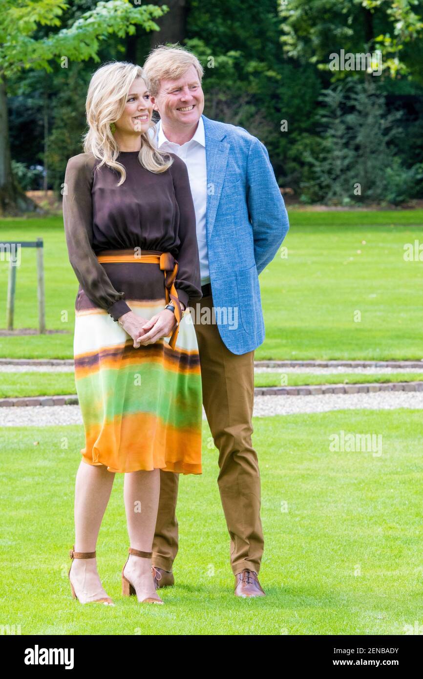 König Willem-Alexander und Königin Maxima während der jährlichen Sommer-Foto-Session von 2019 a?t Huis ten Bosch Palace in Den Haag. (Foto von DPPA/Sipa USA) Stockfoto