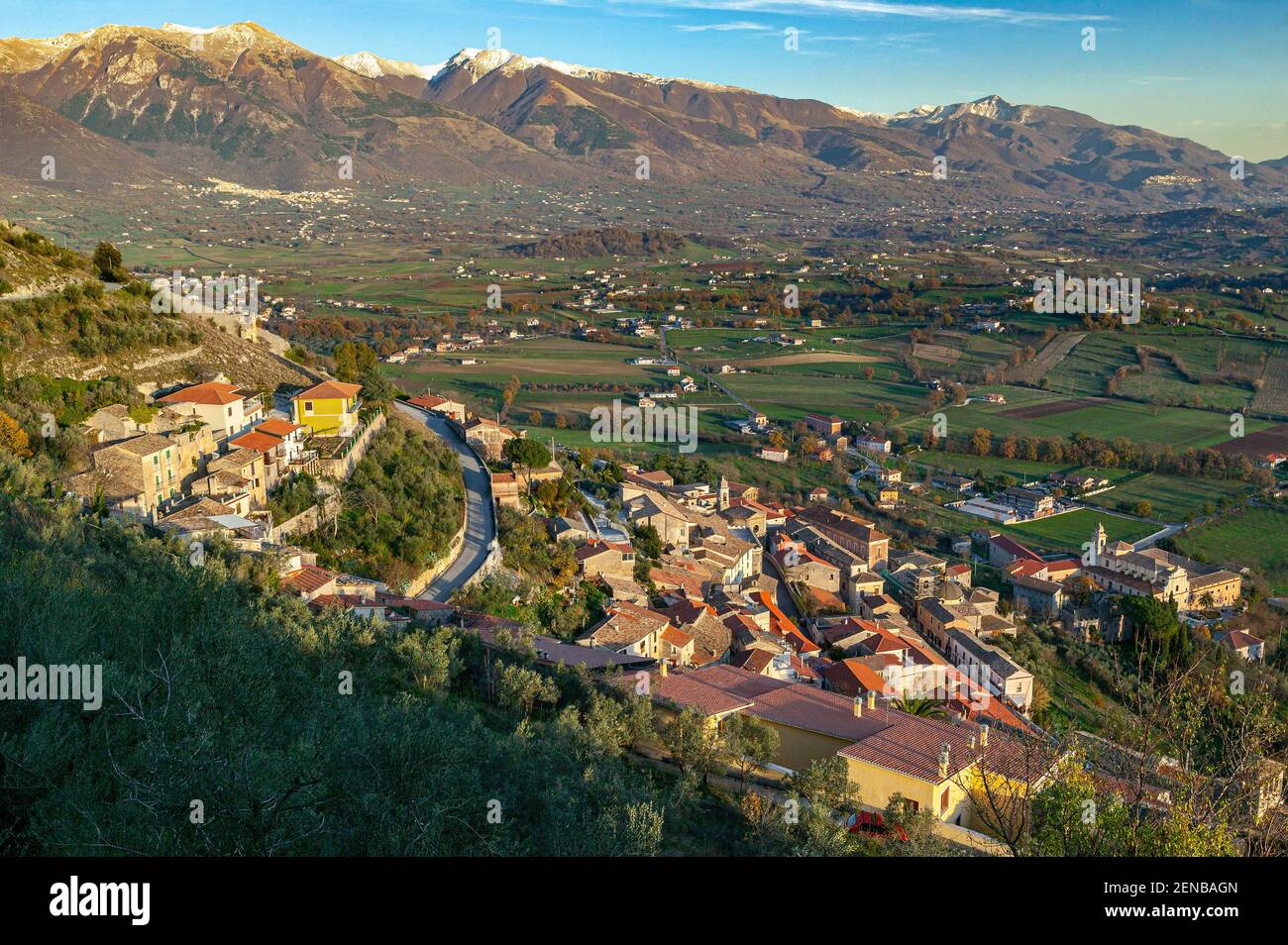 Draufsicht auf das Dorf Alvito im Comino Tal in den Abruzzen, Latium und Molise Nationalpark. Provinz Frosinone, Latium, Italien, Europa Stockfoto