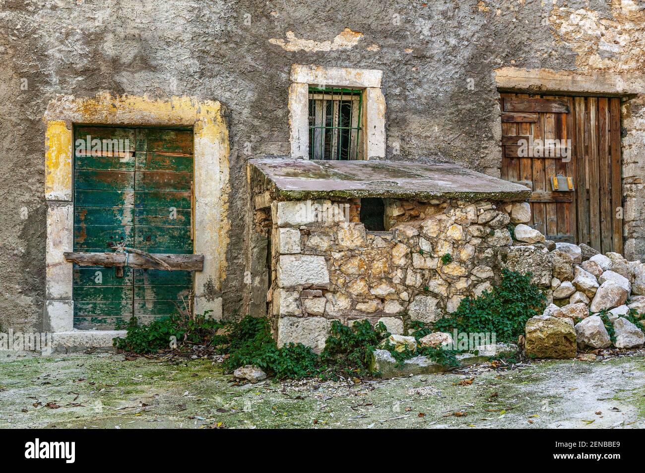 Steinhaus in einem Bergdorf mit Keller und Schuppen für Tiere. Abruzzen, Italien, Europa Stockfoto