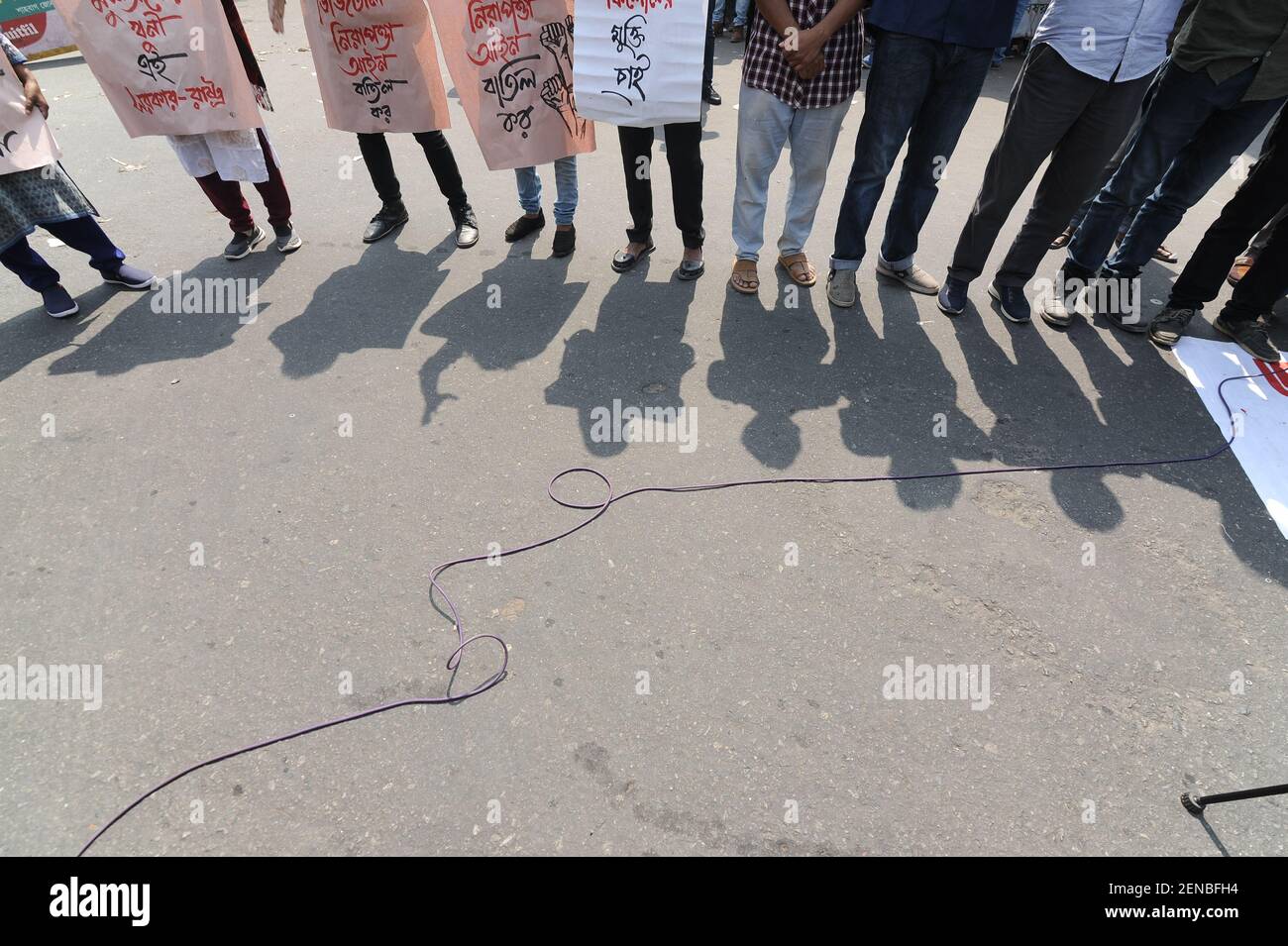 Dhaka, Bangladesch. 26 2021. Februar: Studenten und Menschen versammelten sich in Shahbag, um gegen den Tod des in der digitalen Sicherheitsgesetzgebung verhafteten Schriftstellers Mushtaq Ahmed im Zentralgefängnis zu protestieren. Demonstranten sagten, dass die Behörden von Bangladesch eine schnelle, transparente und unabhängige Untersuchung des Todes des Schriftstellers und Kommentators Mushtaq Ahmed in Haft durchführen sollten, und dass der im Gefängnis inhaftierte politische Karikaturist Kabir Kishore bedingungslos freigelassen und Behauptungen untersucht werden sollten, dass er in Haft körperlicher Misshandlung ausgesetzt war. (Foto von MD Saiful Amin/Pacific Press) Quelle: Pacific Press Media Production Corp./Alamy Live Neu Stockfoto