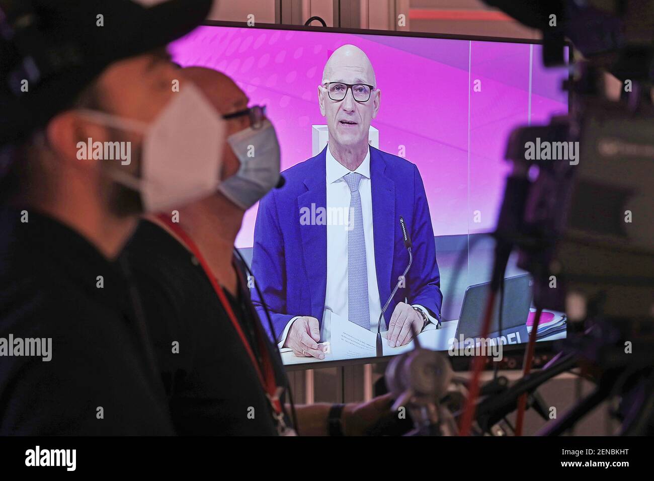 Bonn, Deutschland. Februar 2021, 26th. Kameraleute nehmen die Online-Finanzpressekonferenz der Deutschen Telekom auf. Nach der Übernahme des US-Konkurrenten Sprint erzielte die Deutsche Telekom erstmals in ihrer Geschichte einen dreistelligen Milliarden-Umsatz. Quelle: Oliver Berg/dpa/Alamy Live News Stockfoto