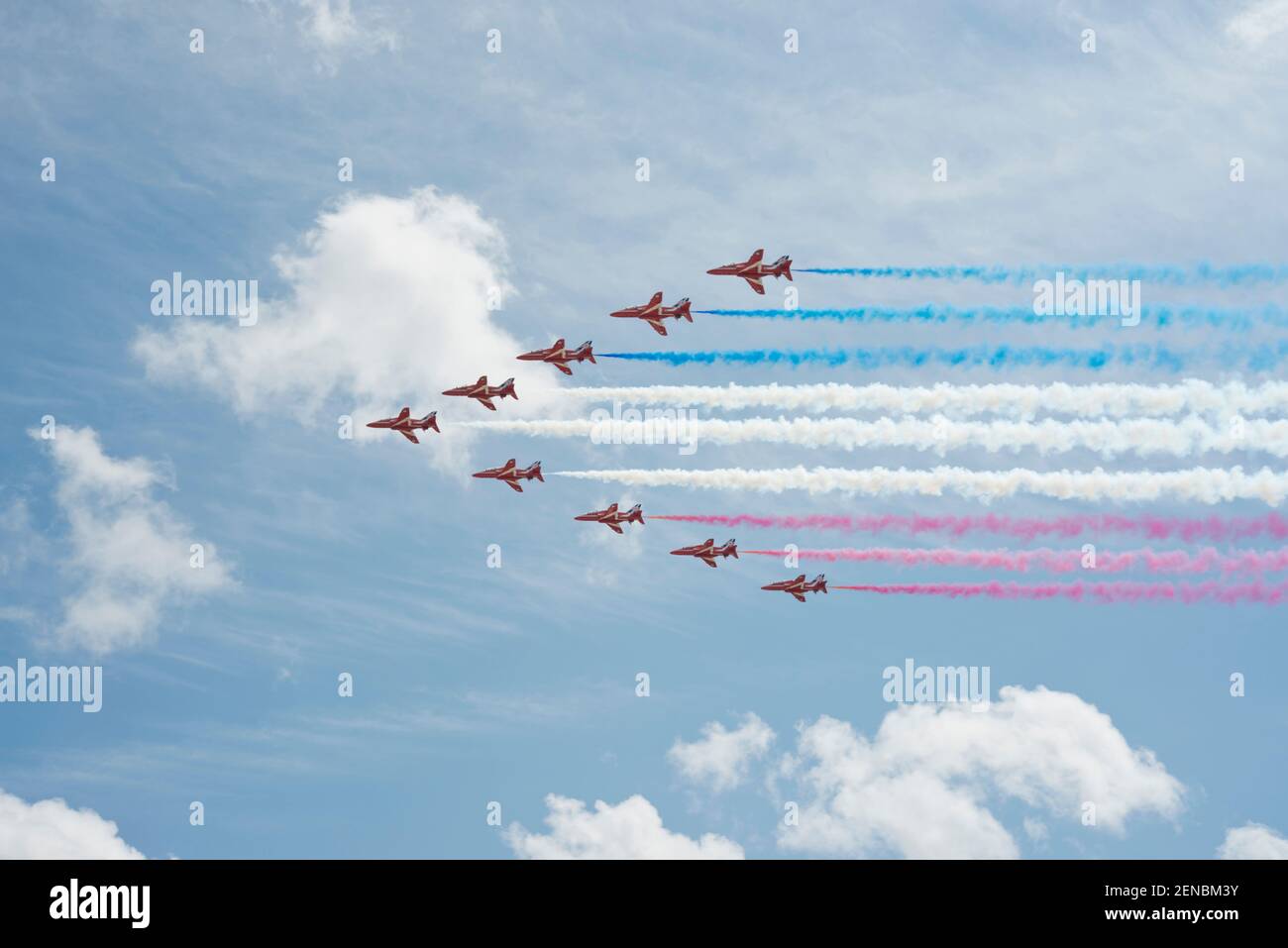 Die roten Pfeile zeigen das Team in Aktion. Das Royal Air Force Aerobatic Team. Rot-weiße und blaue Dampfspuren. Stockfoto