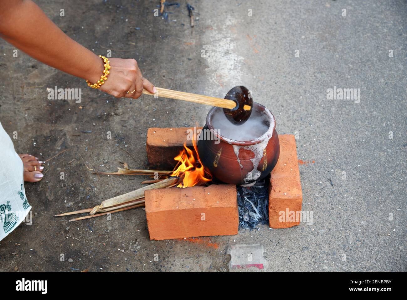 Frauen bereiten ein göttliches Essen aus Reis in irdenen Töpfen und bieten es der Attukal Amma (Göttin des Tempels) während attukal pongala. Kerala Stockfoto