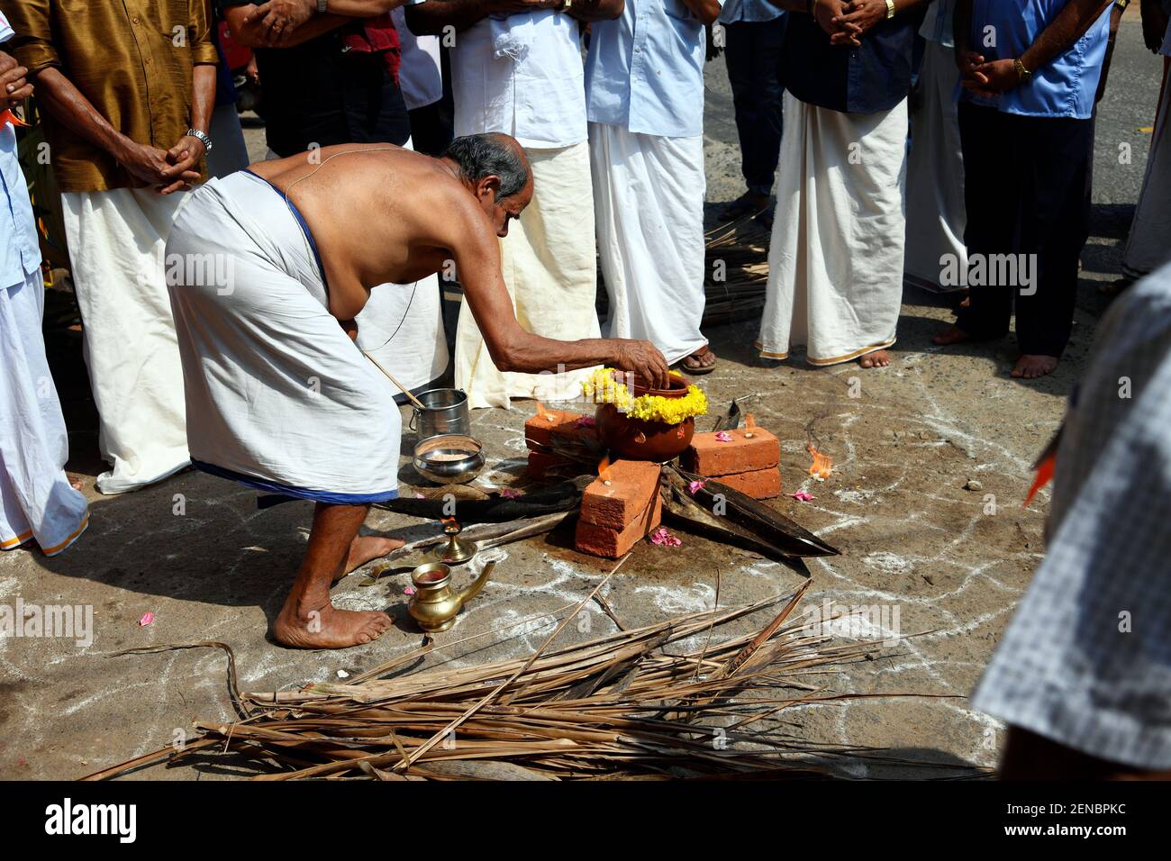 Tempelpriester, der Dhoti trägt, Pujas und Rituale auf irdenen Topf während attuakal pongala bei kerala, Indien durchführend Stockfoto