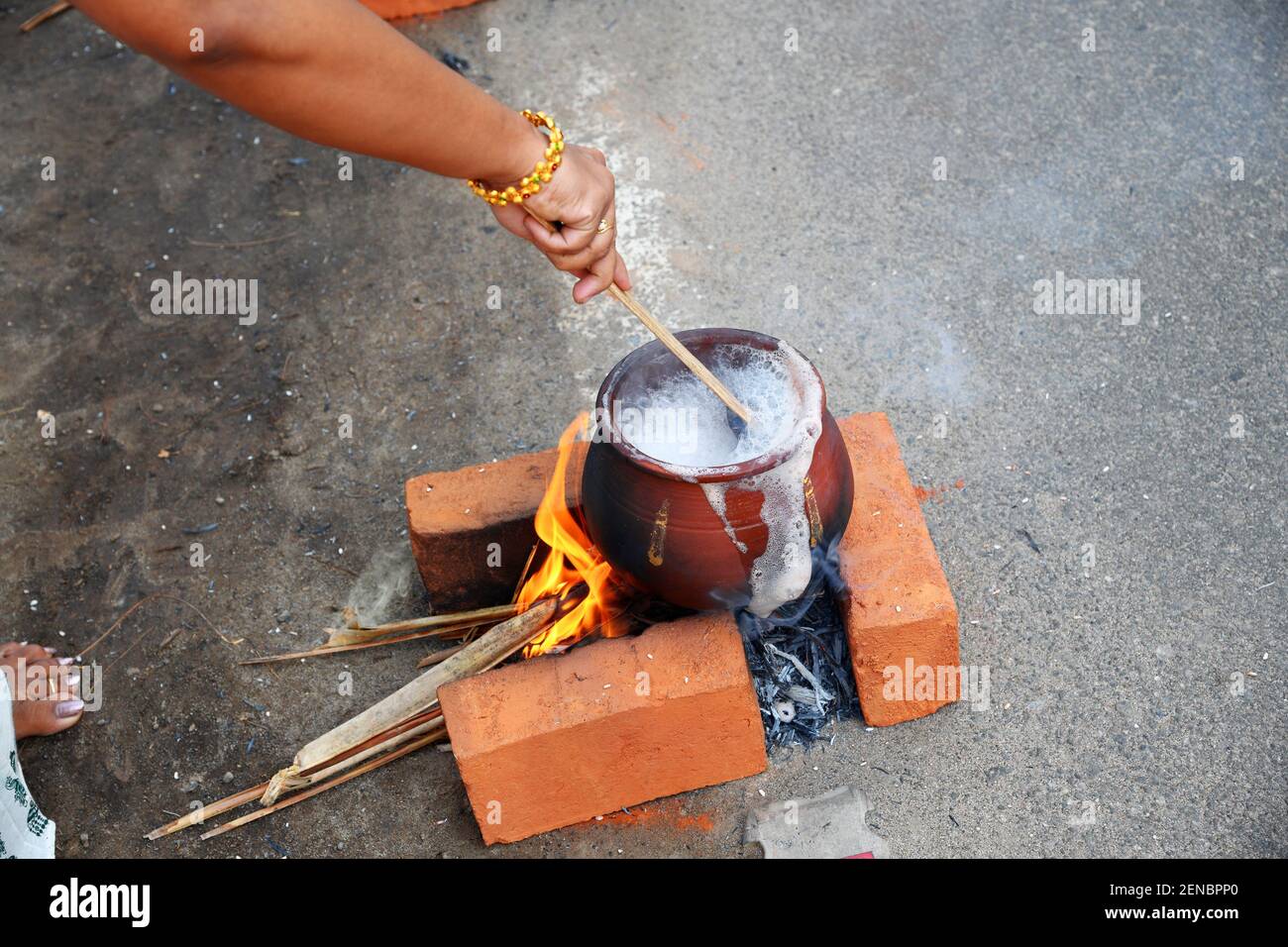 Frauen bereiten ein göttliches Essen aus Reis in irdenen Töpfen und bieten es der Attukal Amma (Göttin des Tempels) während attukal pongala. Kerala Stockfoto
