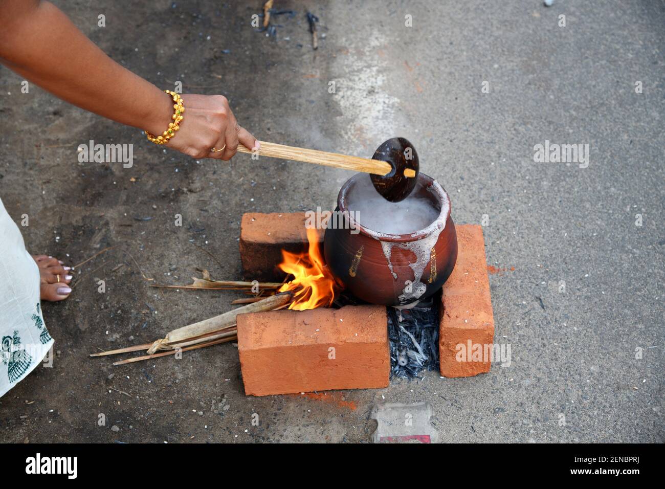Frauen bereiten ein göttliches Essen aus Reis in irdenen Töpfen und bieten es der Attukal Amma (Göttin des Tempels) während attukal pongala. Kerala Stockfoto