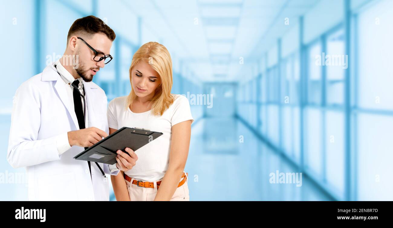 Arzt im Krankenhaus im Gespräch mit dem Patienten. Der glückliche Patient hört sich die Erklärung des Arztes an. Konzept der medizinischen Versorgung und Arzt Stockfoto