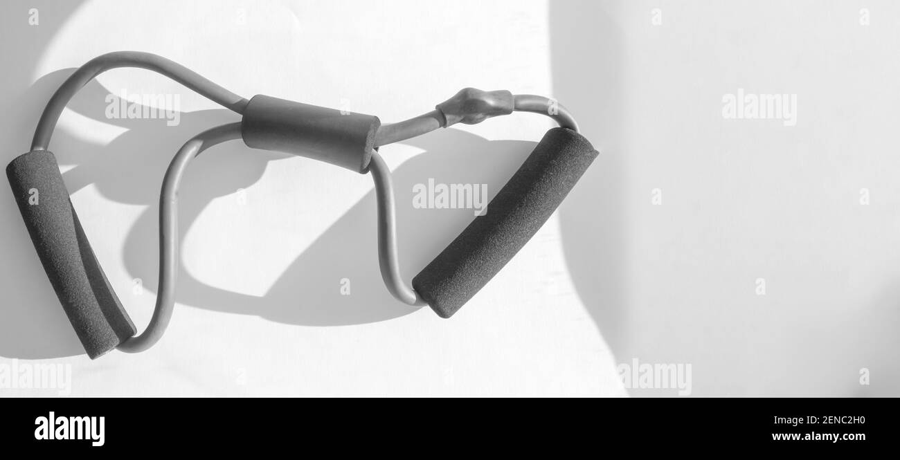 Zurück in Aktion moderne Gummi-Brust-Expander auf weißem Hintergrund Banner, kopieren Raum. Stockfoto