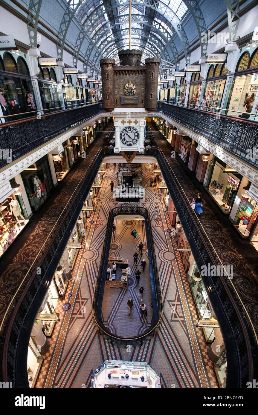 Sydney, Australien. Februar 2021, 26th. Am 26. Februar 2021 gehen die Menschen in einem Einkaufszentrum in Sydney, Australien, spazieren. Die Einschränkungen im australischen Bundesstaat New South Wales (NSW) werden sich ab Freitag weiter lockern, da die Impfung eingeführt und der Status „kein lokaler Fall“ fortgeführt wird. Quelle: Bai Xuefei/Xinhua/Alamy Live News Stockfoto