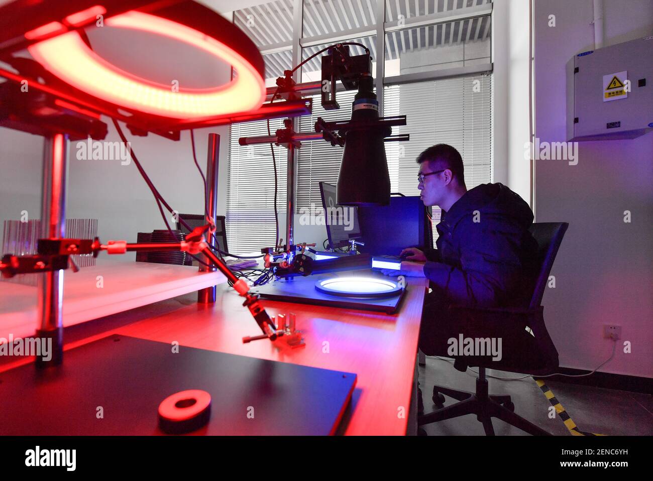 (210226) -- TIANJIN, 26. Februar 2021 (Xinhua) -- EIN Techniker testet intelligentes optisches Erkennungssystem am Forschungszentrum für Composite-Herstellung und intelligente Identifikation, Tsinghua Universität Tianjin Forschungsinstitut für fortschrittliche Ausrüstung, im nordchinesischen Tianjin, 24. Februar 2021. Das Tianjin Forschungsinstitut für fortschrittliche Ausrüstung der Tsinghua Universität wurde im Oktober 2014 gegründet. Es vereint die Vorteile von Wissenschaft, Technologie, Humanressourcen der Tsinghua Universität und die industrielle und regionale Stärke von Tianjin und dient als umfassende Plattform für Technologie-tra Stockfoto