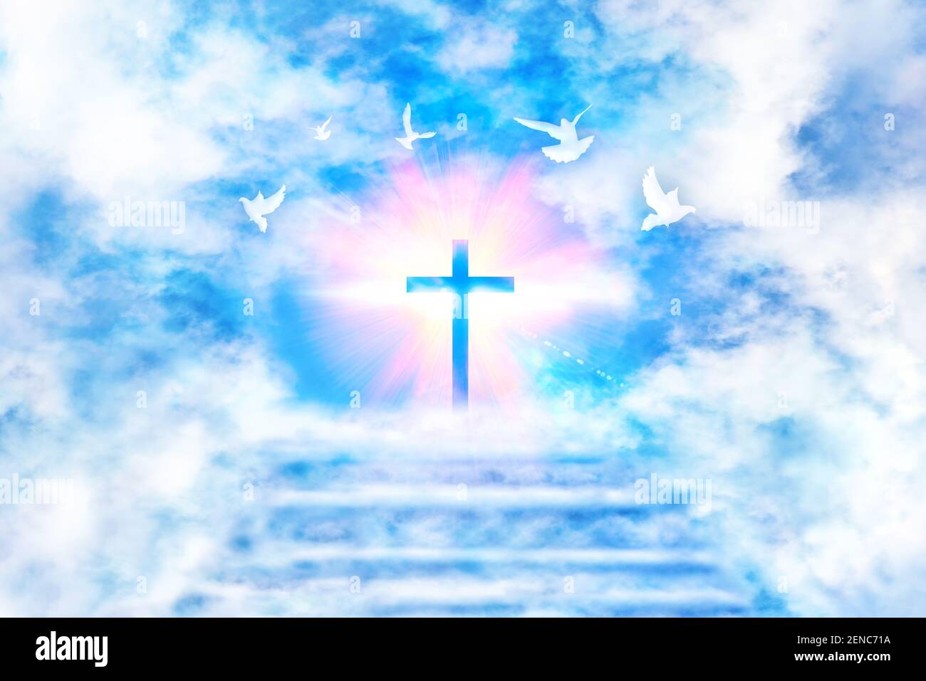 Treppen aus Wolken, die mit Licht zum Himmel hinaufgehen Im Hintergrund und Kreuz mit weißen Tauben herumfliegen Stockfoto