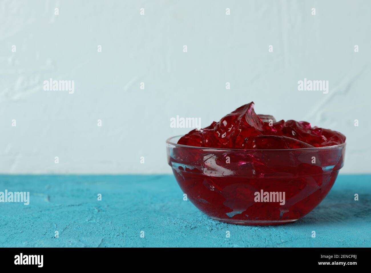 Schale mit Erdbeergelee auf blauem Tisch Stockfoto