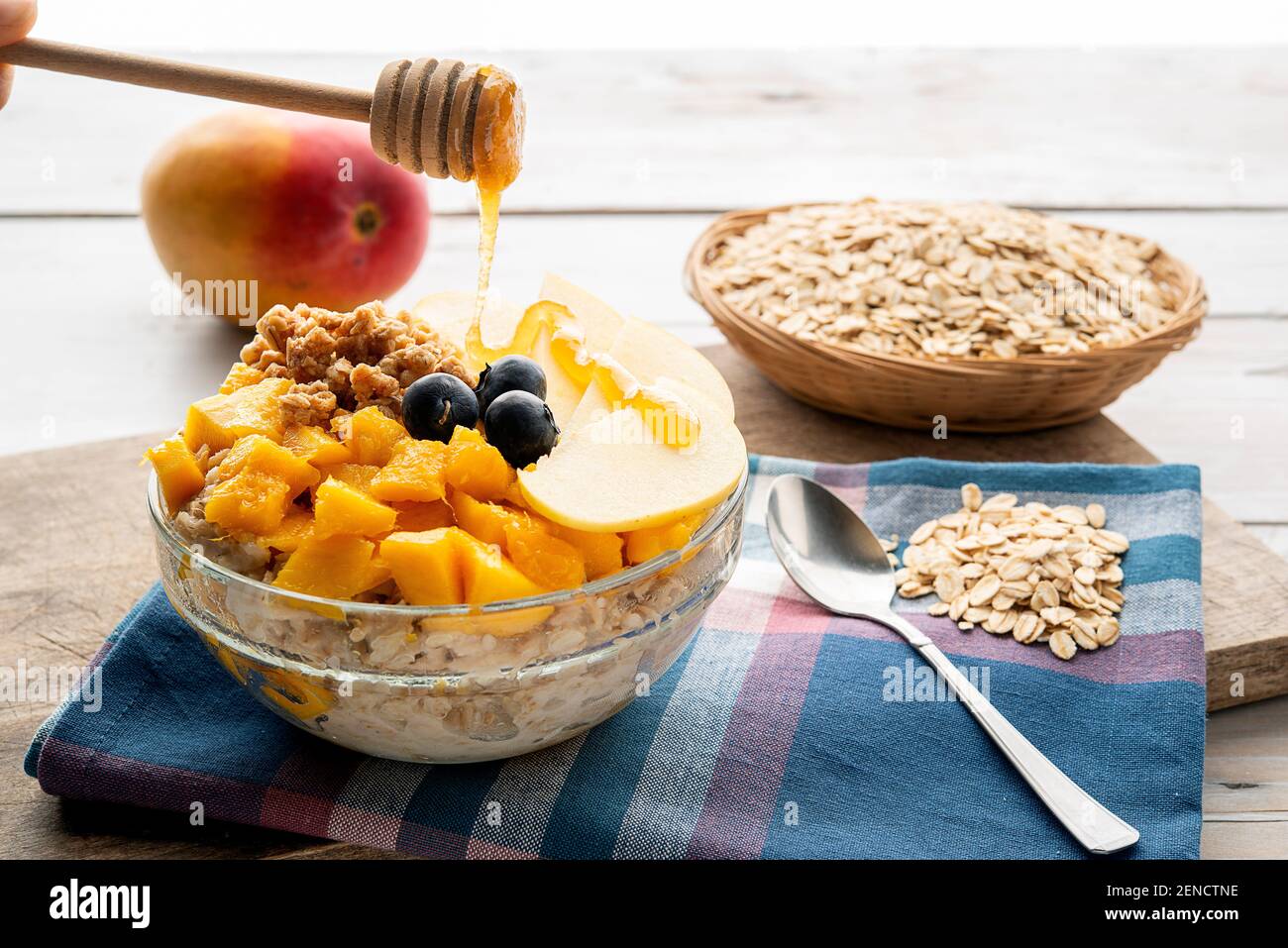 Schüssel Haferbrei mit Fruchthonig und Hafermilch gesund Vegane Küche Stockfoto