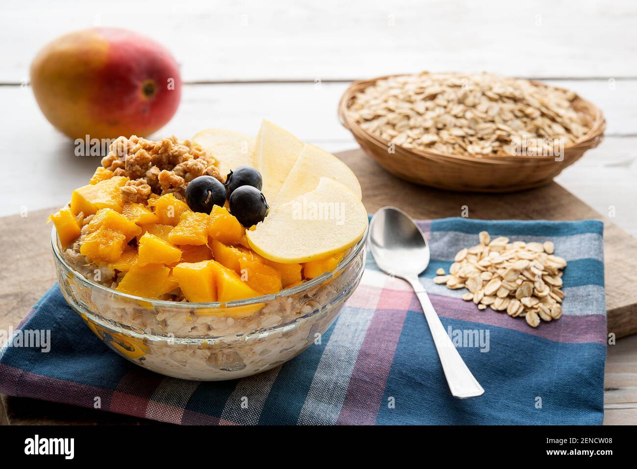 Schüssel Haferbrei mit Obst für ein gesundes Frühstück Stockfoto