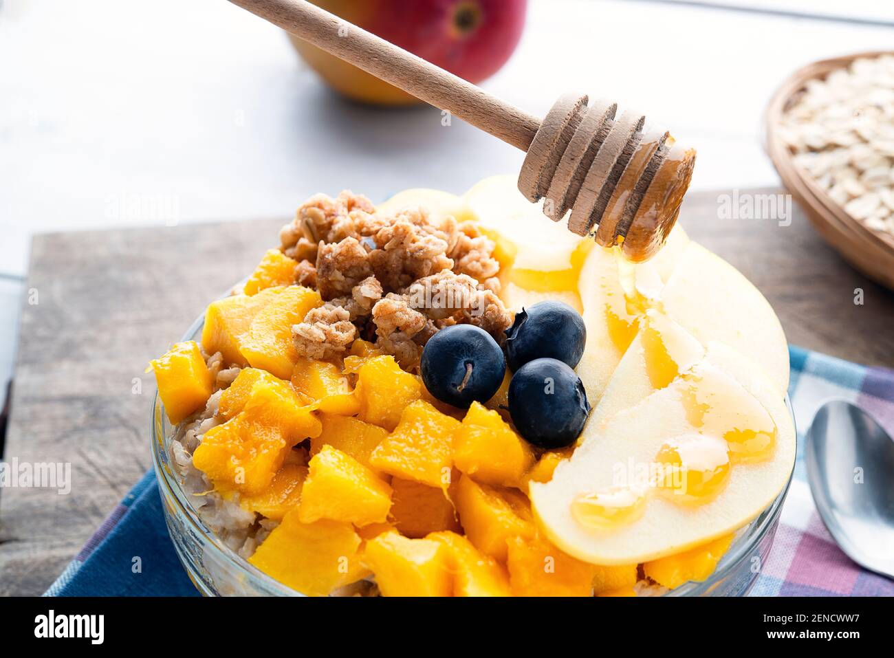 Veganes Frühstück Haferbrei Müsli und Obst Stockfoto