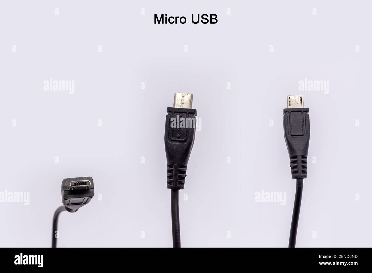 Micro-USB-Kabel aus verschiedenen Winkeln isoliert vor weißem Hintergrund. Stockfoto