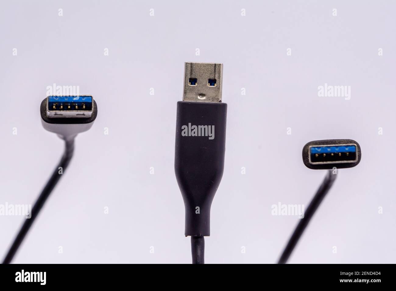 USB-Kabel aus verschiedenen Winkeln isoliert vor weißem Hintergrund. Stockfoto