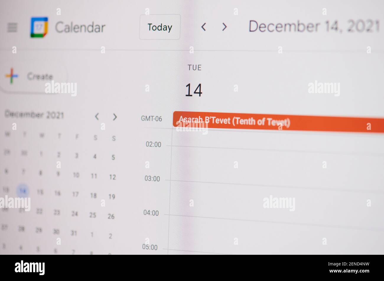 New york, USA - 17. Februar 2021: Asarah B tevet 14. Dezember auf google Kalender auf Laptop-Bildschirm Nahaufnahme. Stockfoto