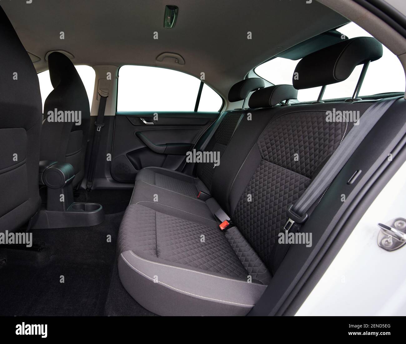 Thema des Reinigungsservice. Dunkelgraue textile Autositze Stockfoto