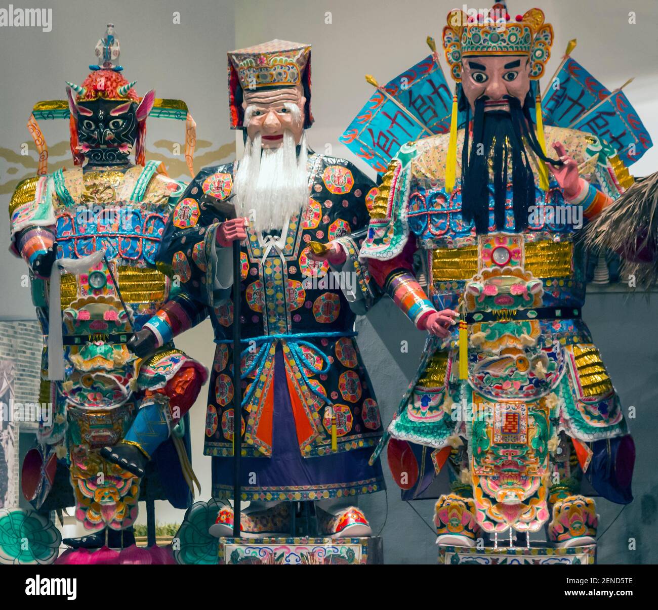 Hongkong, China. Papierbilder von Hütergöttern. Ausstellung im Museum of History, Kowloon. Stockfoto
