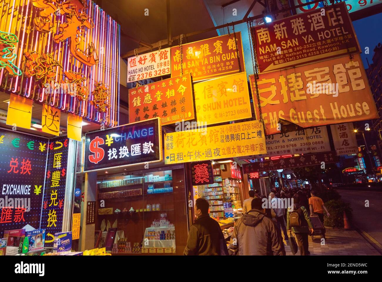 Hongkong, China. Nathan Road, Kowloon. Straßenszene. Hotel, Gästehaus, Geldwechselschilder in chinesischer und englischer Sprache. Stockfoto