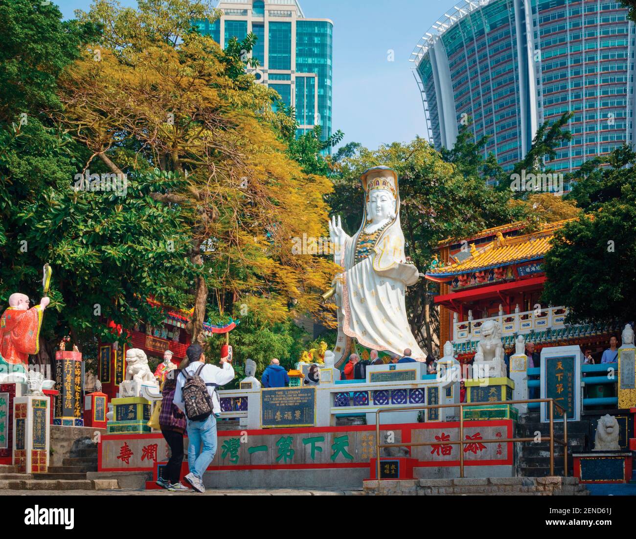 Hongkong, China. Repulse Bay. Besucher der Hong Kong Life Saving Society sehen sich ihre Sammlung von heiligen Statuen und Bildern an. Stockfoto