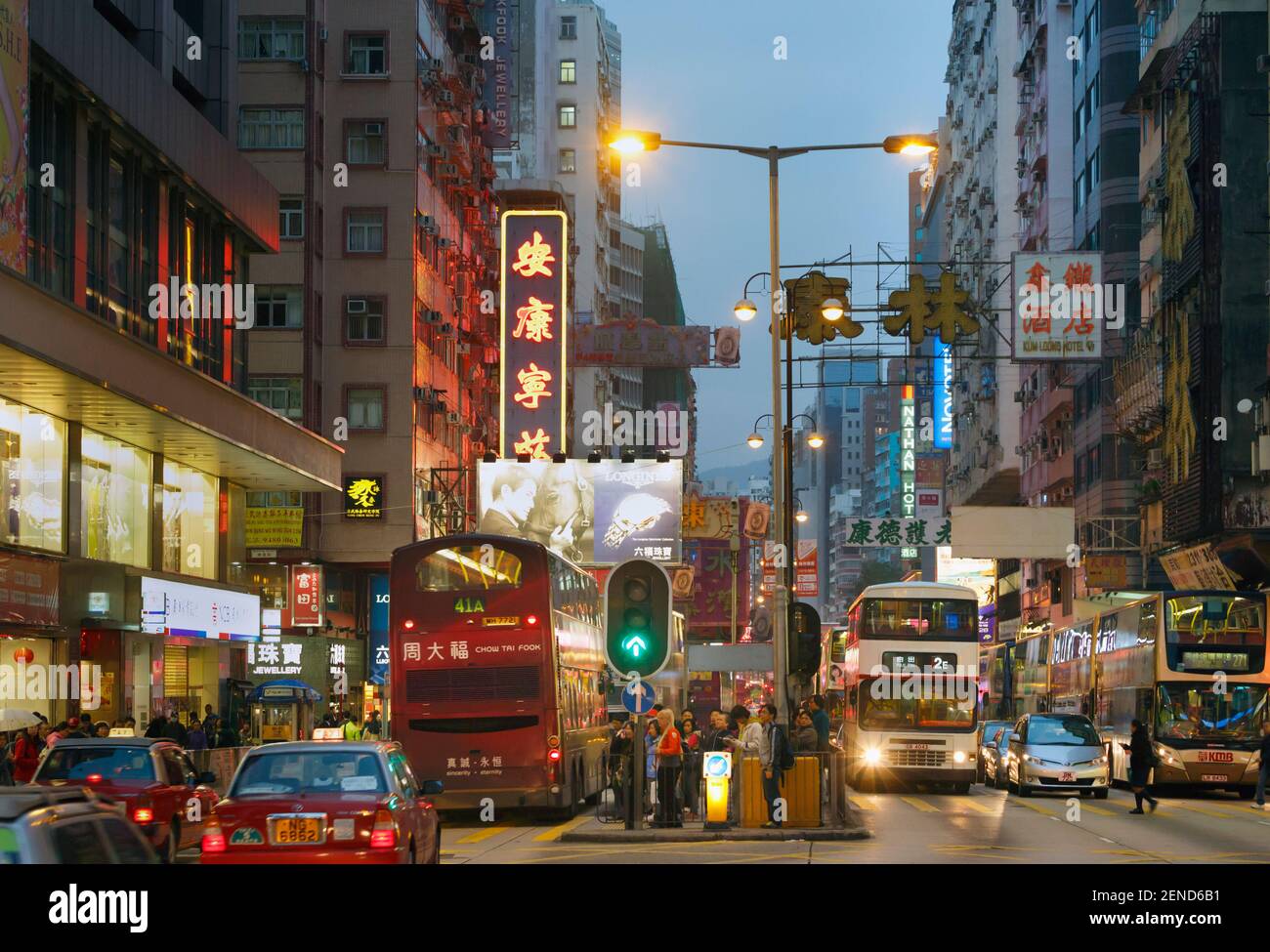 Hongkong, China. Nathan Road, Kowloon in der Abenddämmerung. Stockfoto