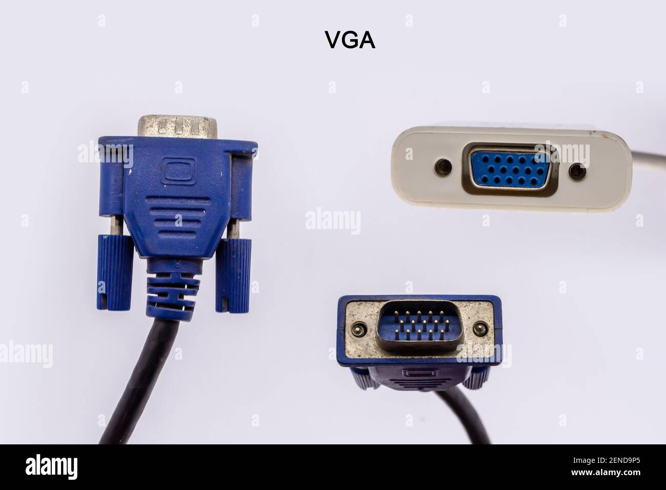 VGA-Kabel Stecker und Buchse. Blauer VGA-Monitoranschluss isoliert auf weißem Hintergrund. Stockfoto