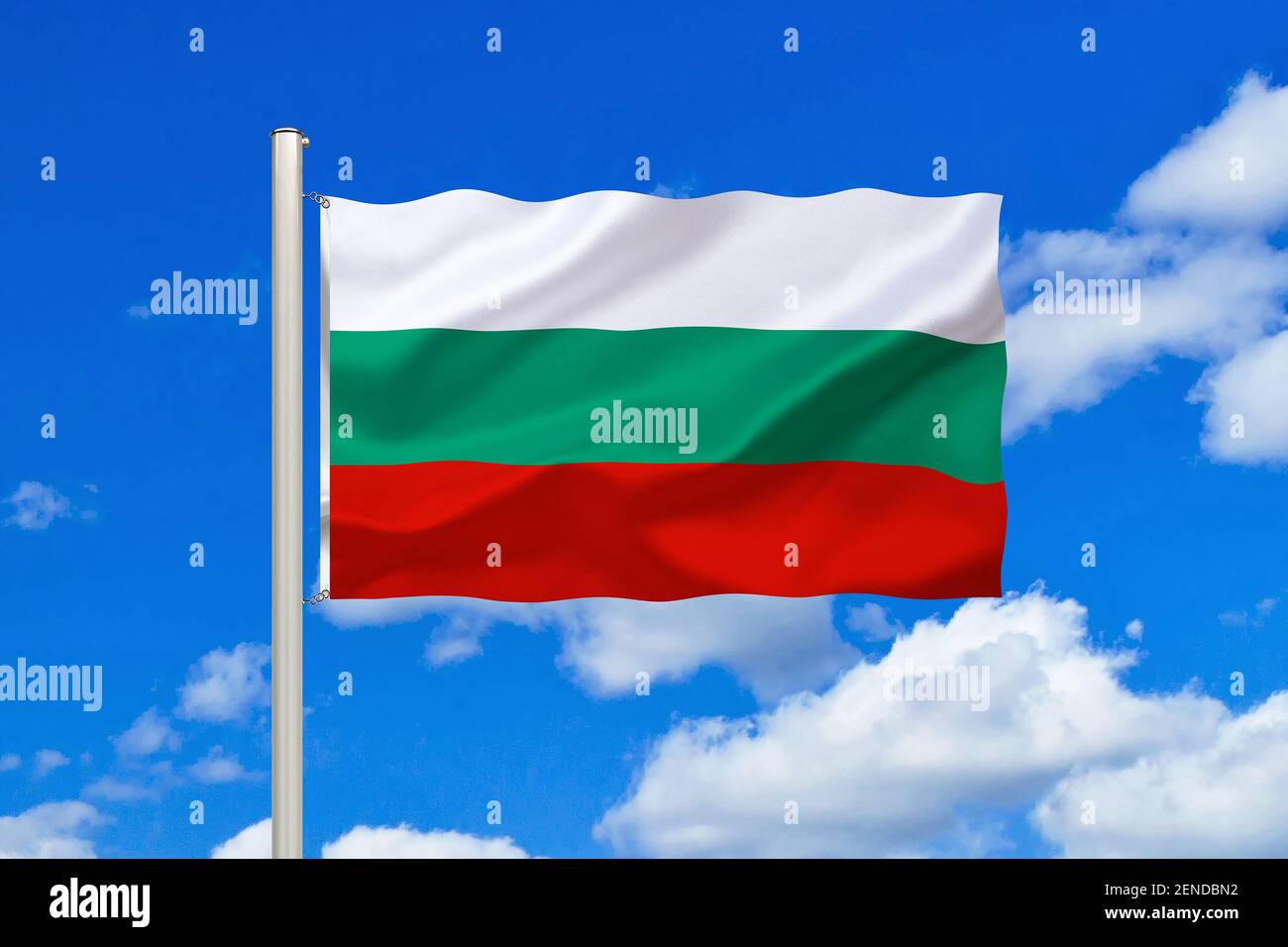 Flagge von Bulgarien, blauer Himmel, Cumulus Wolken, Republik in Südosteuropa, Balkan, Balkanhalbinsel Stockfoto